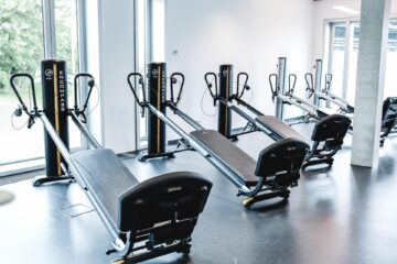 Physiotherapie Friedrichshafen - Trainingsraum mit TotalGym Encompass Geräten